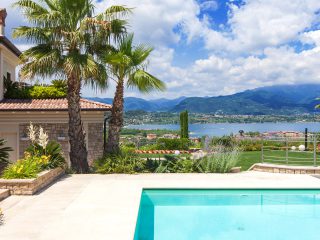 Giardino con piscina e vista sul lago di Garda